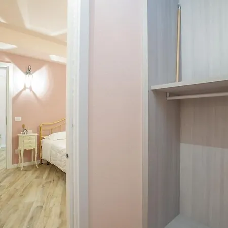 Holiday home Residenza Dei Piaceri Perduti-rosa