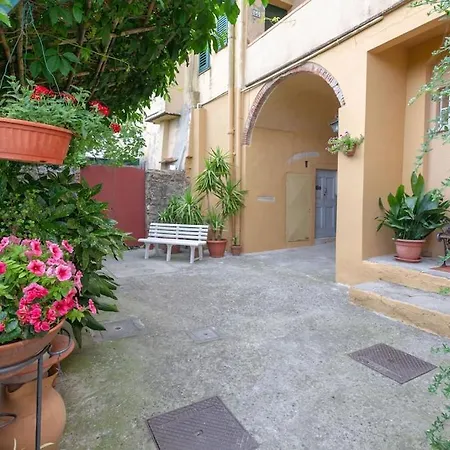 Holiday home Residenza Dei Piaceri Perduti-rosa